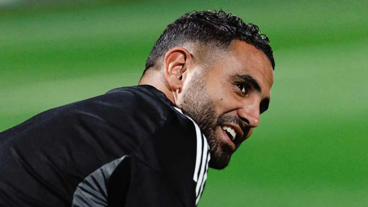 أولهم رياض محرز ..  4 نجوم يبحثون عن ناد في الميركاتو  