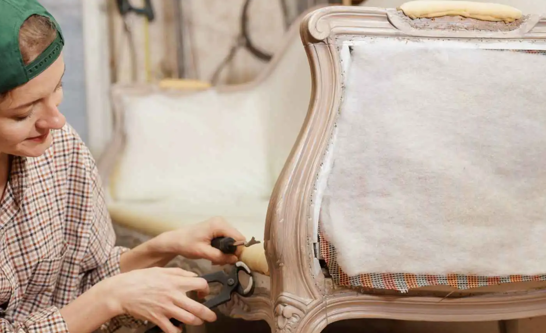 دلالات حلم ترميم الكرسي المكسور وعلاقته بالنجاح المهني