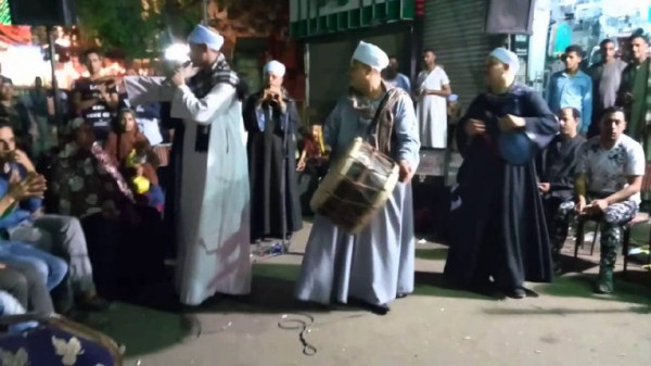 "أمي عاملة نفسها عروسة" ..  مصري يحول زفاف والدته‎ إلى ساحة حرب 