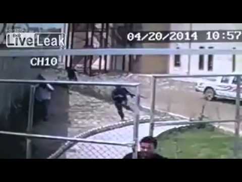 بالفيديو .. لحظة هروب الشرطة العراقية من انتحاري يلحق بهم ليفجر نفسه بينهم