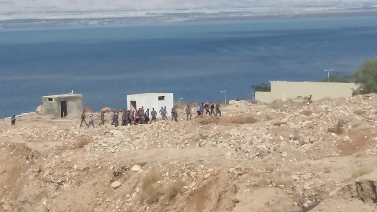 وصول جثة لفتاة من ضحايا حادثة البحر الميت الى الطب الشرعي