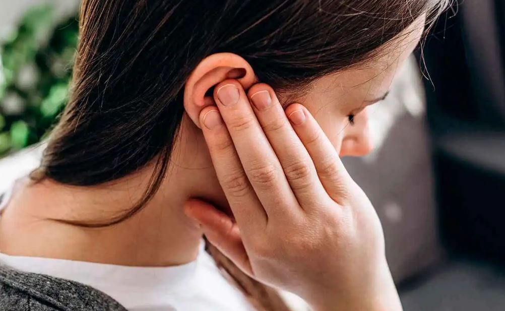 متى تكون حكّة الأذن مؤشراً على خطورة صحية؟  
