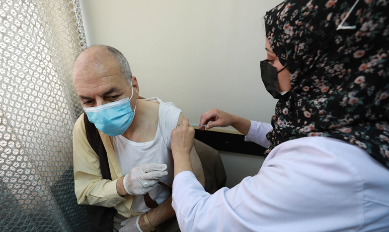 التنمية تنهي تطعيم "367" مسناً و مسنة بلقاح كورونا
