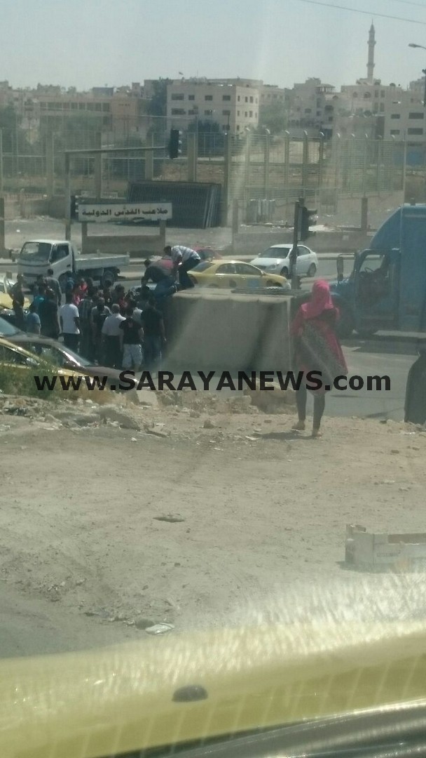 تصادم بين مركبيتين وانقلاب إحداهم  ..  صور