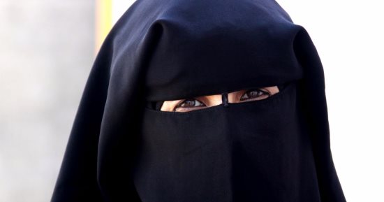 زوجتي خلعت النقاب لأخذ صورة في مكان عام، فماذا أفعل؟