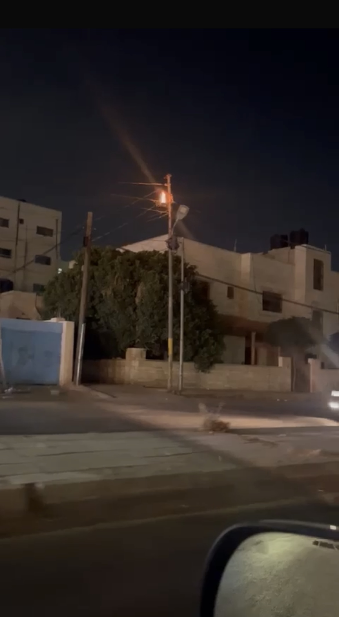 بالفيديو ..  تماس كهربائي يسبب انقطاعاً في التيار بشارع الفلاتر بالزرقاء الجديدة 