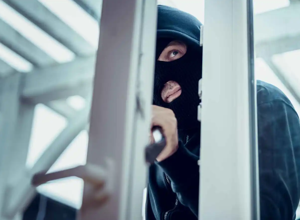 علق في فخّه متجاهلاً زرّ الهروب ..  القبض على "اللص الفوضوي 