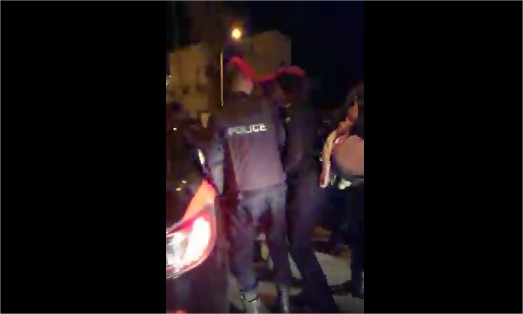 بالفيديو  :مرتبات انضباط الشرطة تسعف احد المشاركين في اعتصام اليوم نتيجه حالة مرضيه