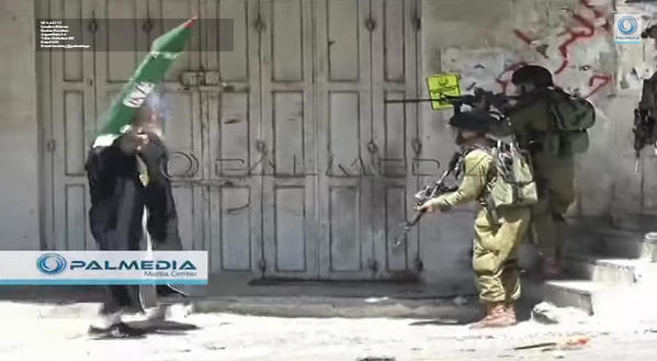 بالفيديو ..  شجاعة مسن فلسطيني في وجه جنود الاحتلال تُذهل العالم