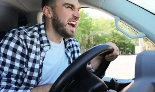 أسباب ضعف عزم السيارة عند الضغط على دواسة الوقود وحلوله