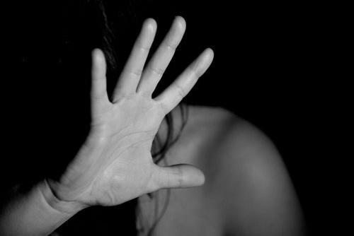 القبض على 3 سيدات عربيات يستدرجن لأزواجهن فتيات لممارسة الرذيلة