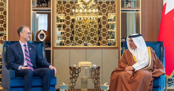 الأمير سلمان بن حمد آل خليفة البحريني  يستقبل السفير الأميركي وقائد الأسطول الخامس