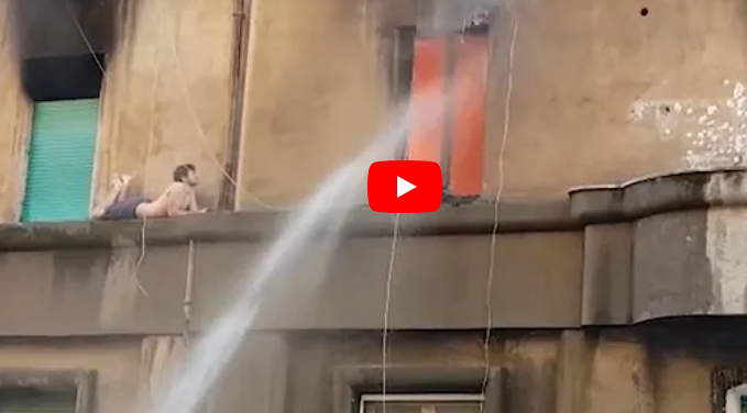 بالفيديو  .. شاب إيطالي ينجو من الموت بأعجوبة بعد حريق التهم شقته