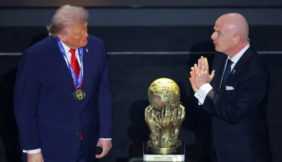 إنفانتينو يسلّم ترامب جائزة "فيفا" للسلام