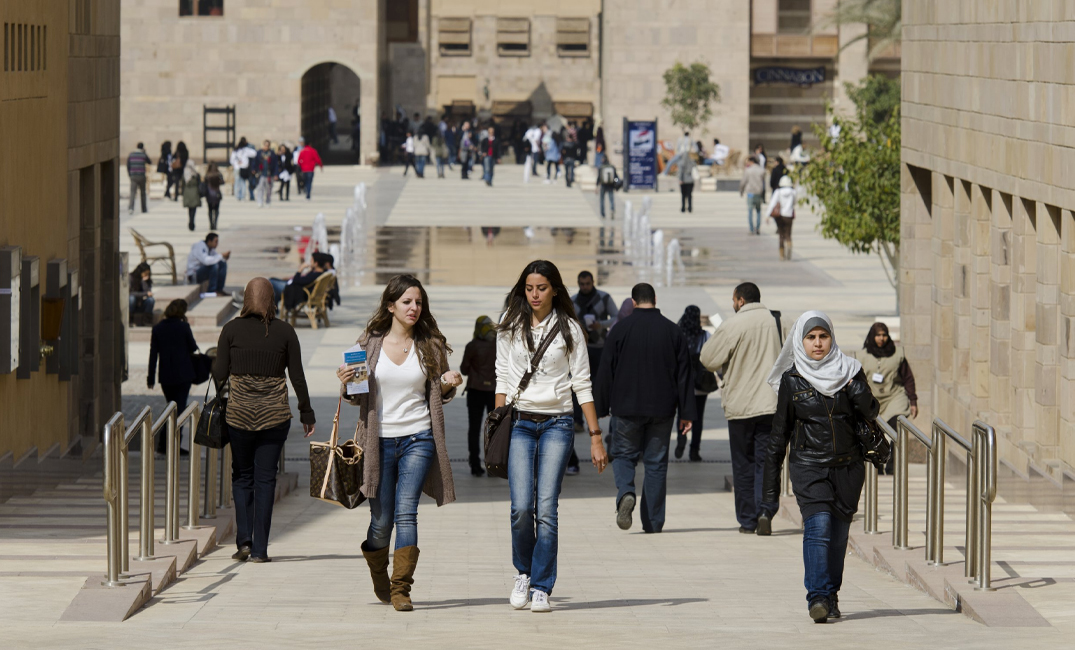 الجامعة الأمريكية بالقاهرة توضح موقفها من فضيحة تحرش شاب بأكثر من 100 فتاة من طالباتها!