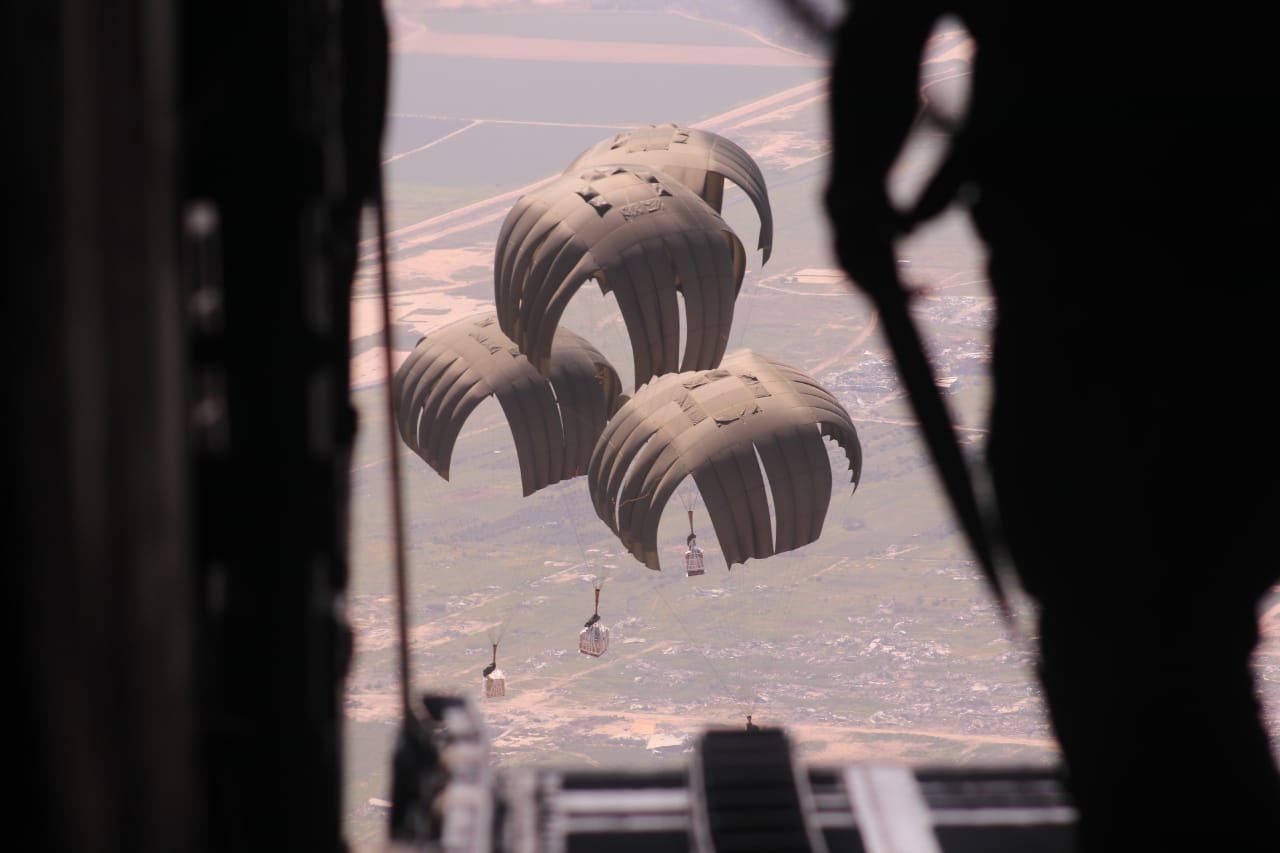 القوات المسلحة وبمشاركة دولية تنفذ 7 إنزالات جوية لمساعدات على غزة - صور 