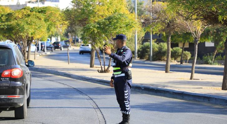 إدارة السير: تنويه للسائقين بسبب انقلاب مركبة على جسر المدينة الرياضية في عمَان