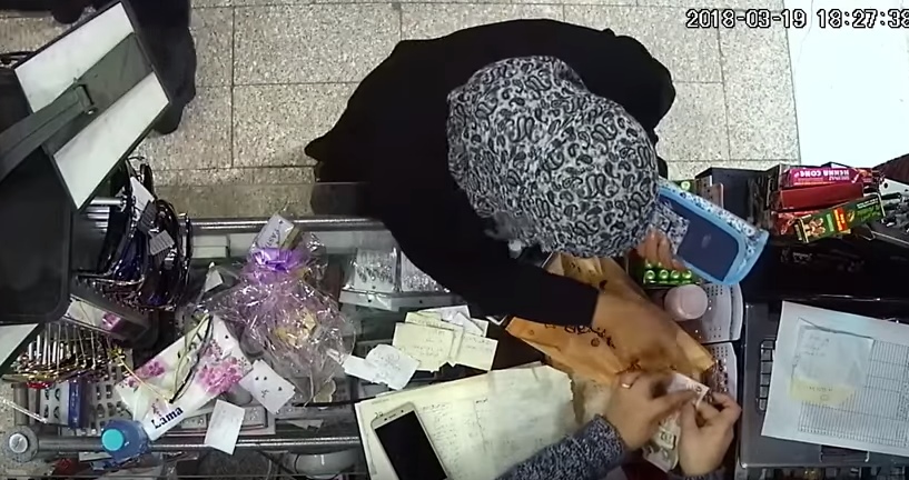 عمان : بالفيديو  ..  سيدة تسرق احد المحال التجارية عن طريق العاب الخفة والتنويم المغناطيسي 