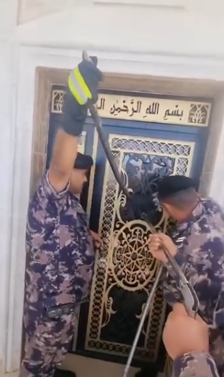 بالفيديو  ..  الدفاع المدني يخرج أفعى عالقة في باب منزل بالبترا