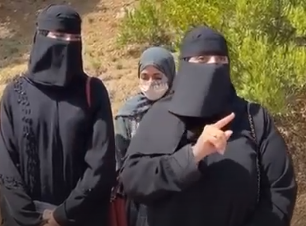 سعودية احتضنت يتيمة غدت حديث التواصل ..  هذه قصتها