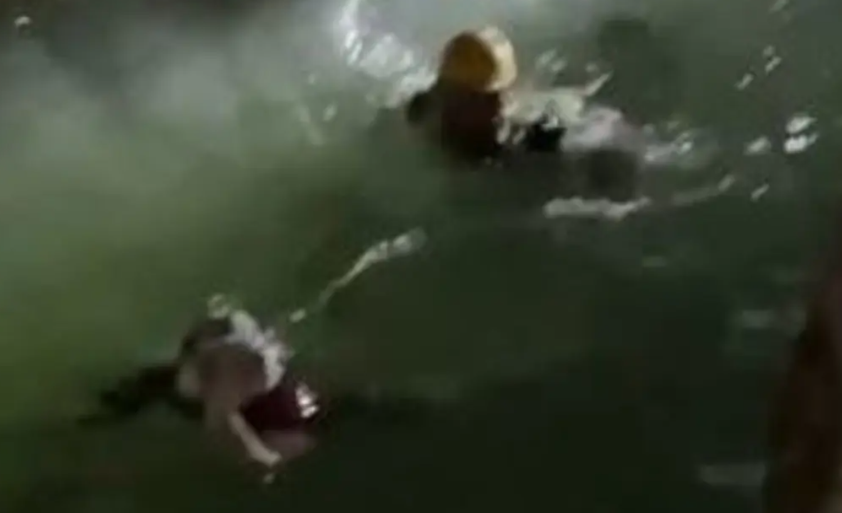 بالفيديو ..  سعوديون ينقذون سائحين علقا بمياه وادي لجب بجازان