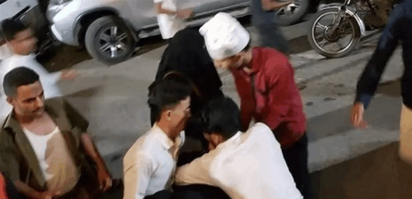 حاولت الانتحار بعد ابتزازها من عصابة بنشر صورها ..  وهذا ما حل بهم