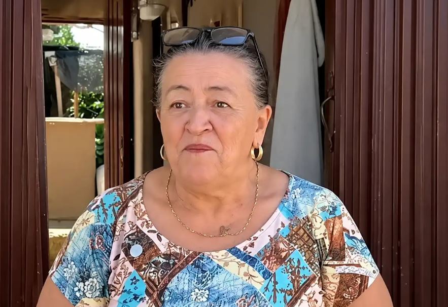 "ملكة النميمة" ..  مسنة تكسب المال من بيع أسرار الحي  