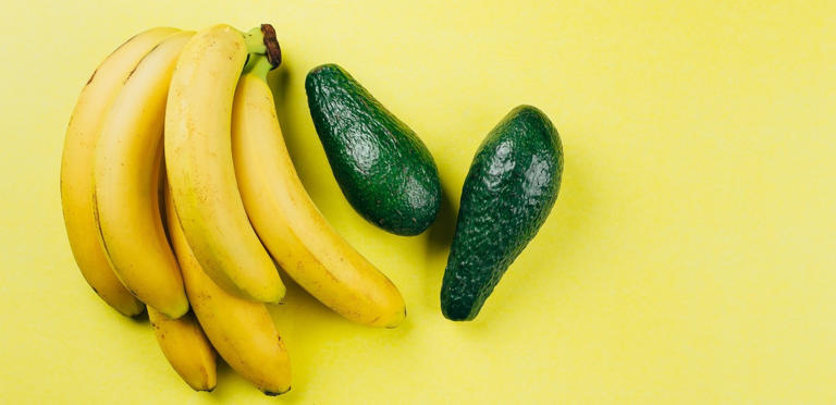 الأفوكادو أم الموز ..  أيهما الأفضل لضبط ضغط الدم؟