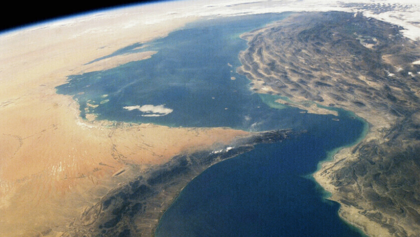حركة الملاحة عبر مضيق هرمز تشهد توقفا شبه تام