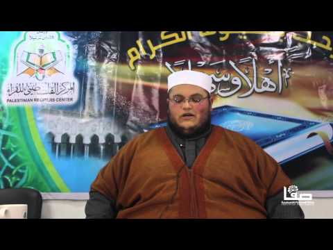 بالفيديو  ..  يقلد اصوات اكثر من 30 قارئ حول العالم  ..  يمتلك حنجرة ذهبية 