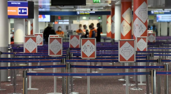 فرنسا تكثف التفتيش في المطارات وعلى المعابر في مواجهة وضع وبائي حرج