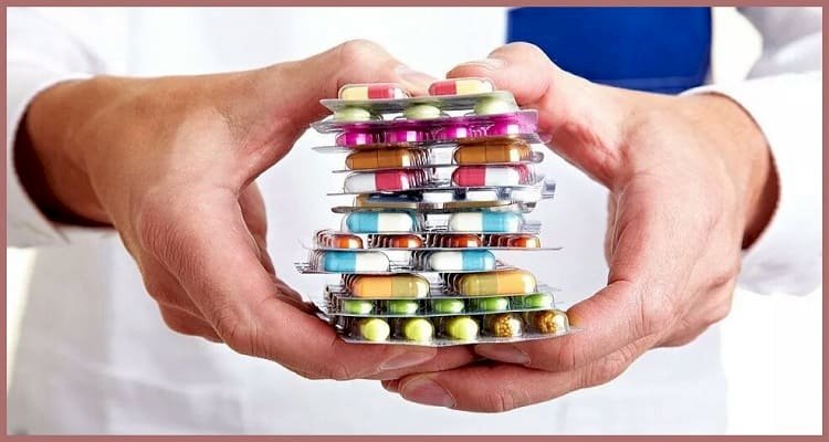 اعتقدت أنه يتعاطى المخدرات  ..  خمسينة تلجأ لإحدى الصيدليات في عمان للاستفسار حول حبوب وجدتها في جيب ابنها