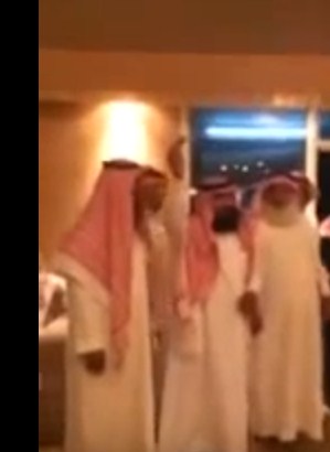 بالفيديو  ..  سعودي يحلف بالطلاق من نسوانه الاربعه من أجل اهداء سيارة