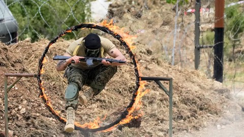 شرارة تُقرب الحرب ورسالة “غامضة” تُشعل التوتر ..  "حزب الله" و "إسرائيل" والمواجهة العسكرية الطاحنة - تفاصيل