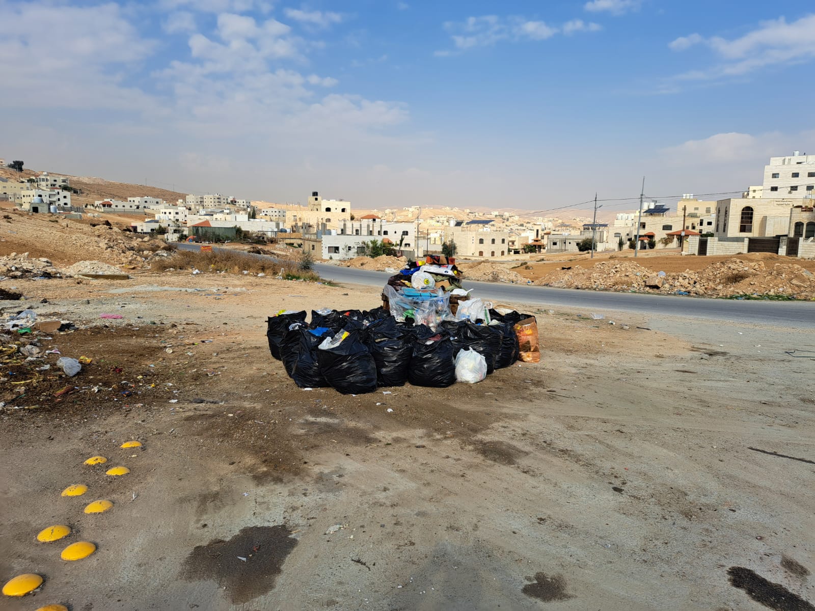أهالي ضاحية المدينة المنورة في الزرقاء يجمعون نفايات المنطقة بأنفسهم في ظل غياب بلدية الزرقاء