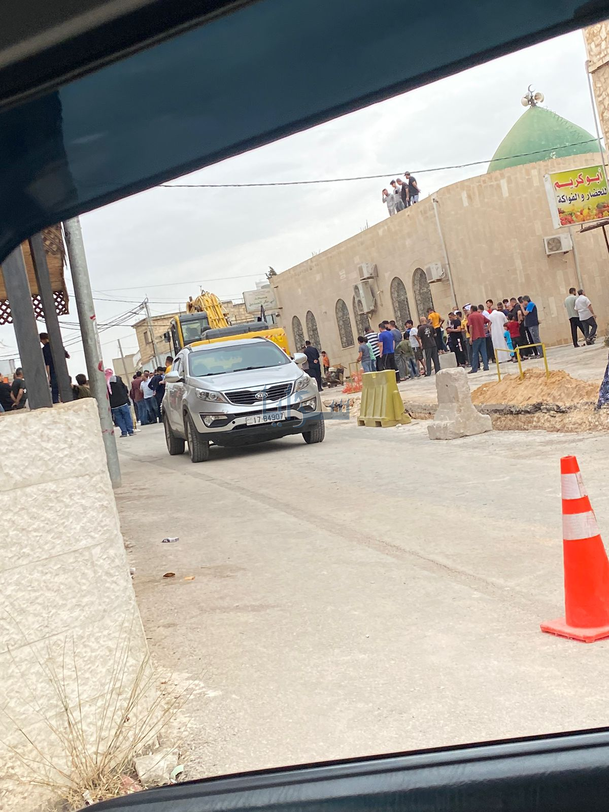 طوق أمني على موقع حفريات  في بلدة المغير باربد إثر ظهور مغارة قديمة "كهف" ..  صور