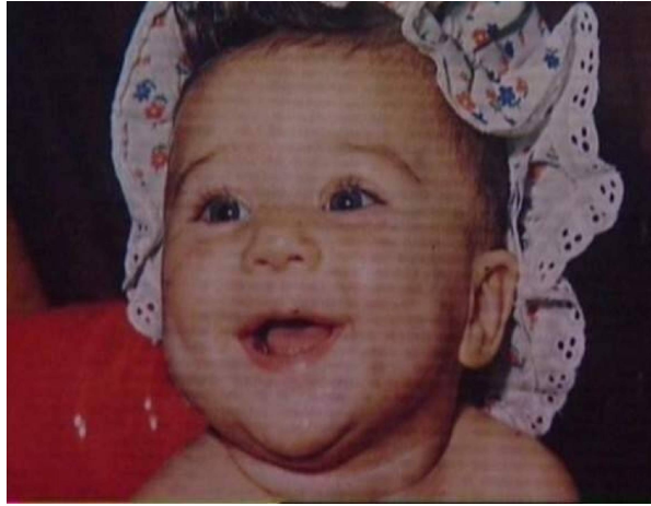 بالصورة  .. هذه الطفلة أصبحت من أشهر وأجمل النجمات ..  ملامحها ما زالت بريئة