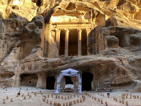بالصور  ..  حفل زفاف وسط الصحراء في البترا يثير مواقع التواصل الاجتماعي 