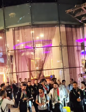 بالفيديو ..  استقبال جماهيري حافل للنشامى لحظة وصولهم إلى الدوحة