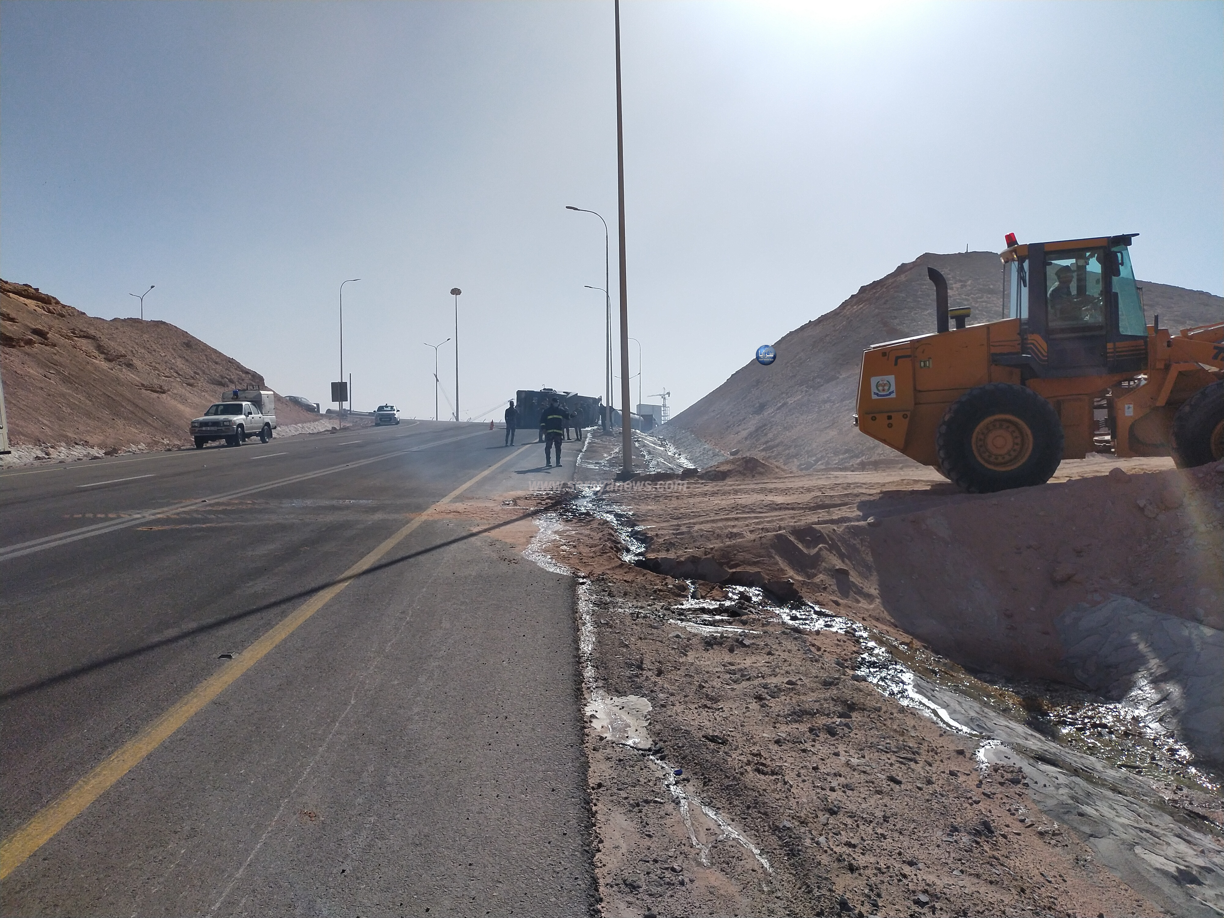 بالصور ..  إصابة سائق شاحنة محملة بحامض الفوسفوريك إثر انقلابها بالقرب من الشركة اليابانية للأسمدة في العقبة