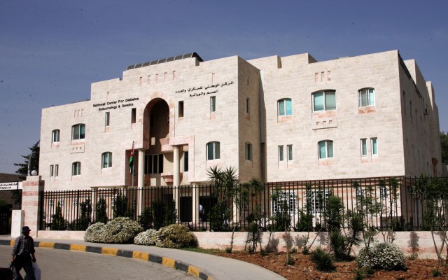 عطل في جهاز بمركز الغدد الصماء و السكري يهدد حياة احد المواطنين و إدارة المركز ترد 