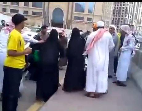 بالفيديو ..  مشاجرة عنيفة بين نساء ورجال عند الحرم المكي 