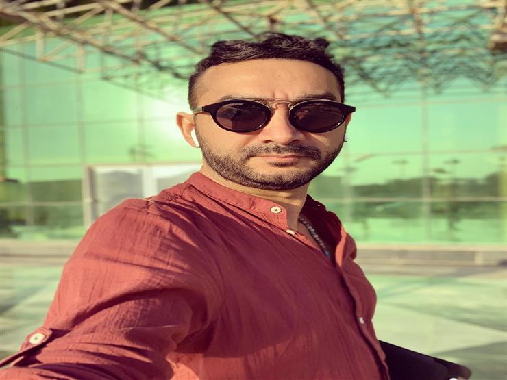 "شدة وتزول" ..  نادر حمدي يهنئ محمد عطية على خطوبته