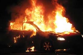 رجل يحرق زوجته داخل سيارة بألمانيا