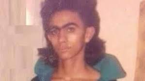 بالصورة  ..  بعد السخرية من صورته القديمة ..  تامر حسني يرد!