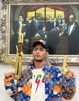 شاهد ..  محمد رمضان يستعرض أسلحة من الذهب ويغضب متابعيه