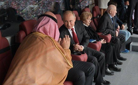 ماذا دار بين بوتین ومحمد بن سلمان أثناء مباراة افتتاح بطولة كأس العالم 2018