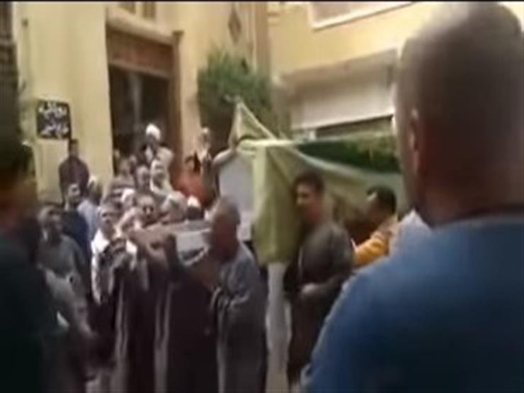 بالفيديو  ..  قصة صادمة  ..  نعشِ  سيدة يرفض دخول المسجد يثير جدلا واسعا على مواقع التواصل الاجتماعي 
