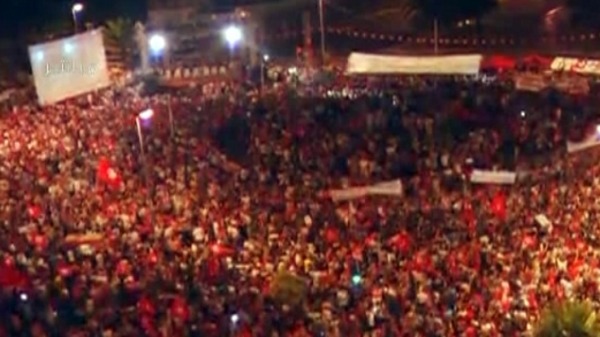 تونس ..  الآلاف يتظاهرون والنهضة ترى تعطيل المجلس انقلابا