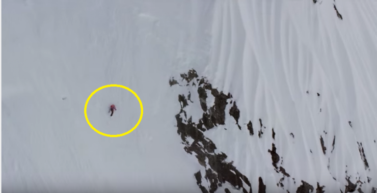 بالفيديو  ..  متزلجة سقطت من ارتفاع 1000 قدم